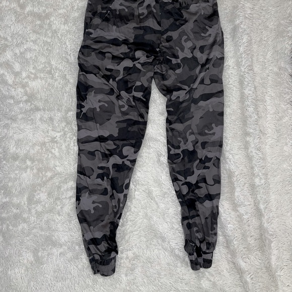 Seven sisters Camo pants size small - Picture 2 of 2